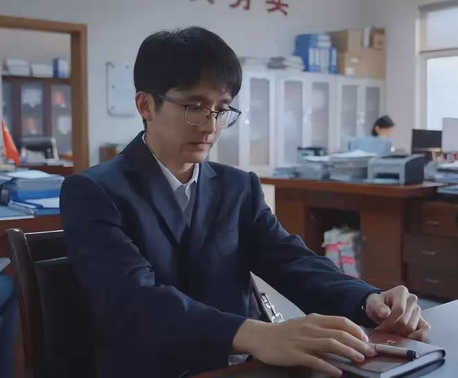 張新成穿深V露背裝惹爭議，陰柔感變得越來越強，被質疑入戲太深