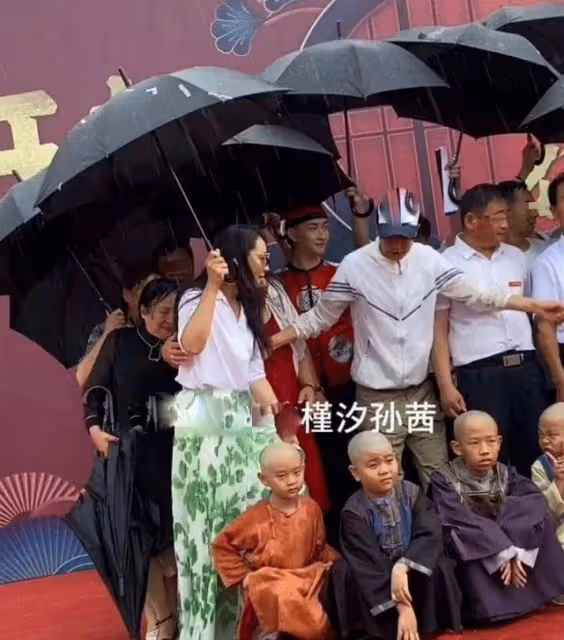 槿汐姑姑孫茜帶娃走秀,6歲兒子氣場全開,繼承副總裁老爸高顏值