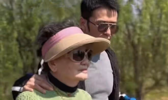 53歲知名港星帶老母回內地遊玩,疑為婚事做準備,女友是北方人