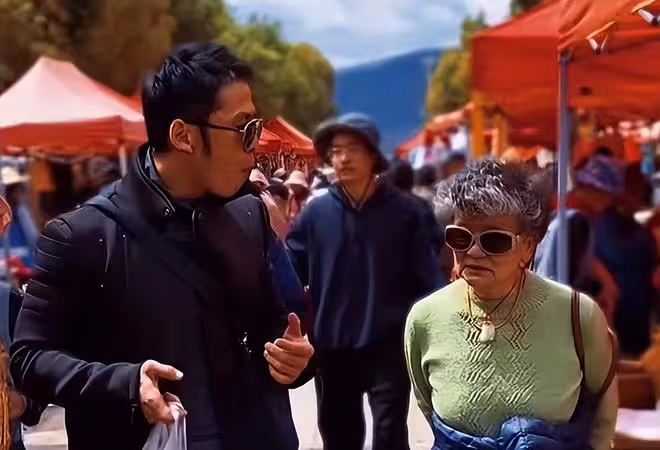 53歲知名港星帶老母回內地遊玩,疑為婚事做準備,女友是北方人