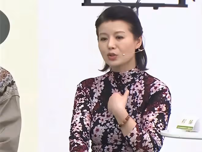 傅程鵬前妻程愫罕露面，穿百元連衣裙氣質好，46歲獨自帶娃仍單身