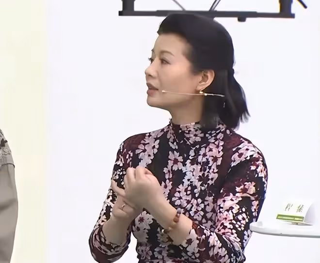 傅程鵬前妻程愫罕露面，穿百元連衣裙氣質好，46歲獨自帶娃仍單身
