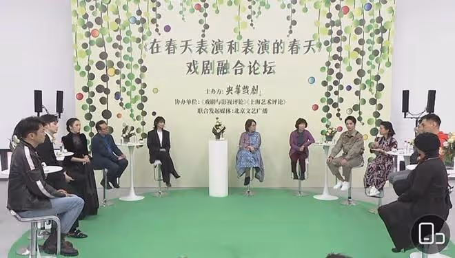傅程鵬前妻程愫罕露面，穿百元連衣裙氣質好，46歲獨自帶娃仍單身