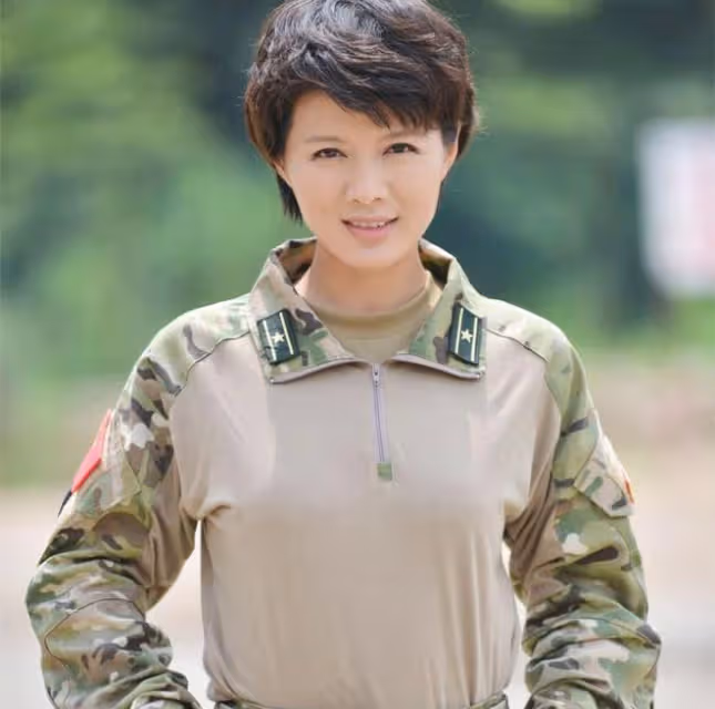 傅程鵬前妻程愫罕露面，穿百元連衣裙氣質好，46歲獨自帶娃仍單身
