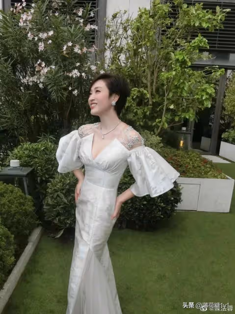 56歲的陳法蓉身材火辣,前凸後翹似20歲少女!