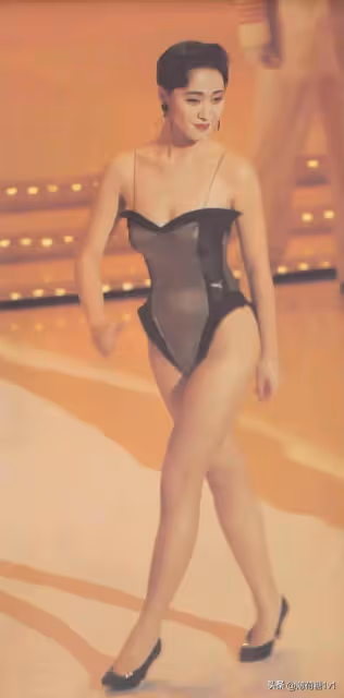 56歲的陳法蓉身材火辣,前凸後翹似20歲少女!