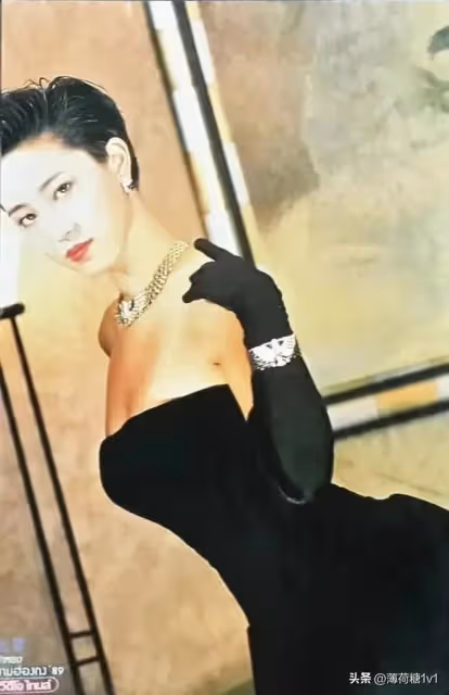 56歲的陳法蓉身材火辣,前凸後翹似20歲少女!