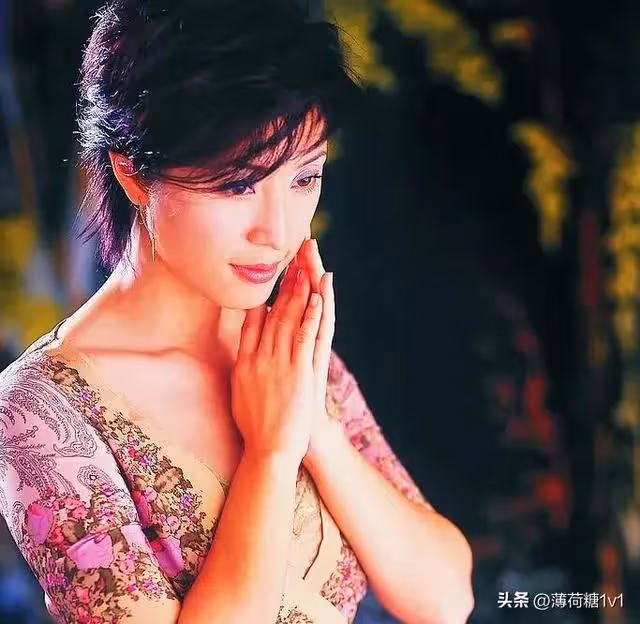 56歲的陳法蓉身材火辣,前凸後翹似20歲少女!