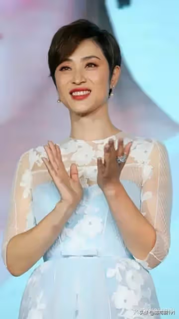 56歲的陳法蓉身材火辣,前凸後翹似20歲少女!