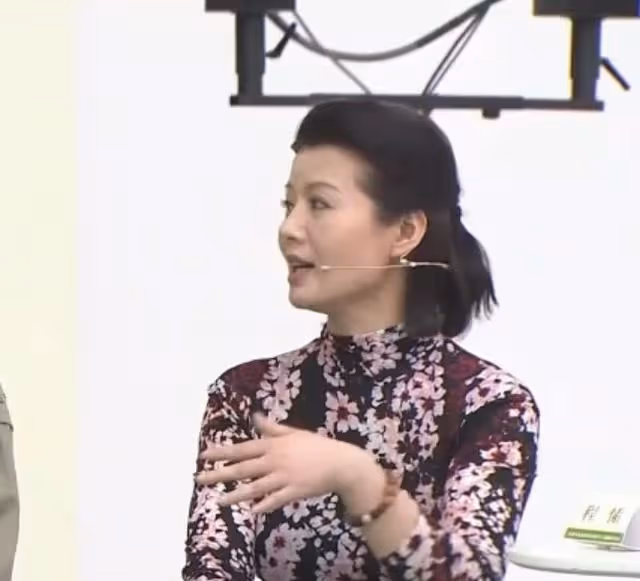 46歲程愫近況罕曝光,穿百元碎花裙容顏依舊,失婚六年逆襲當院長