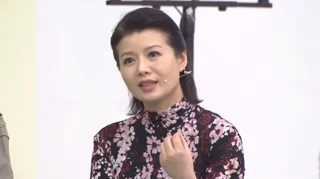 46歲程愫近況罕曝光,穿百元碎花裙容顏依舊,失婚六年逆襲當院長