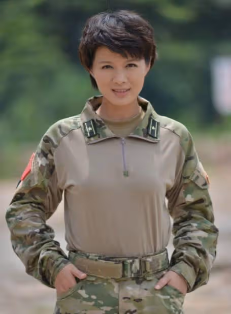 46歲程愫近況罕曝光,穿百元碎花裙容顏依舊,失婚六年逆襲當院長