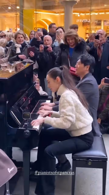朗朗吉娜兩口子英國街頭免費彈鋼琴,夫妻倆水平高超,老外驚呆了
