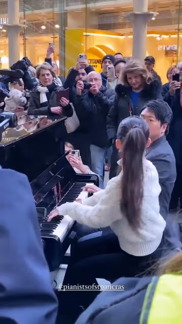 朗朗吉娜兩口子英國街頭免費彈鋼琴,夫妻倆水平高超,老外驚呆了