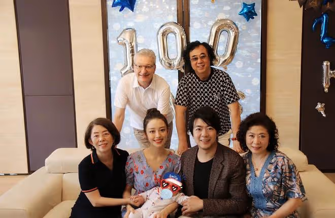 朗朗吉娜兩口子英國街頭免費彈鋼琴,夫妻倆水平高超,老外驚呆了