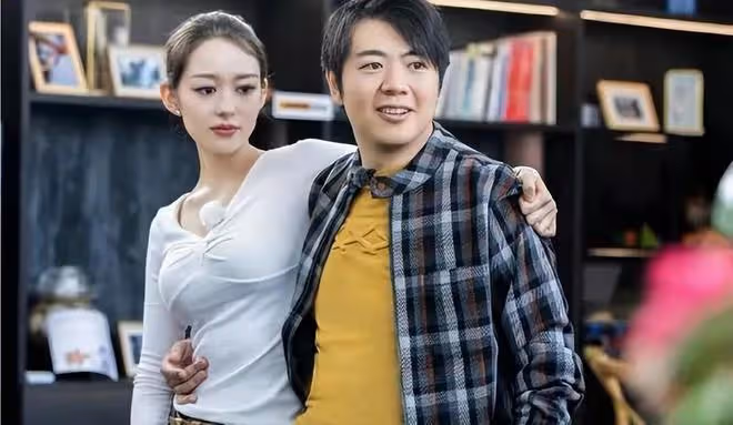 朗朗吉娜兩口子英國街頭免費彈鋼琴,夫妻倆水平高超,老外驚呆了