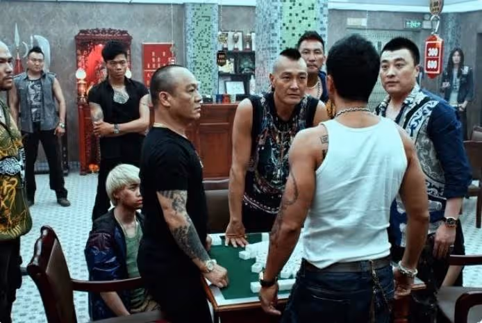 他是香港隱形富豪,50歲開麻將館,「搶」走鄭裕彤手中7間商鋪,價值已經接近10億