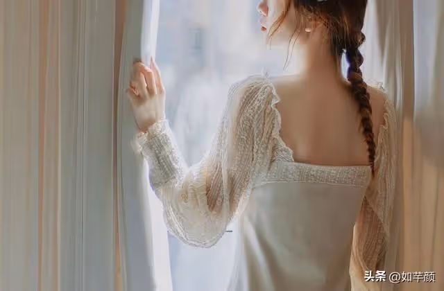 婆婆讓兒媳婦躺在沙發上看電視,卻讓懷孕的女兒去做飯