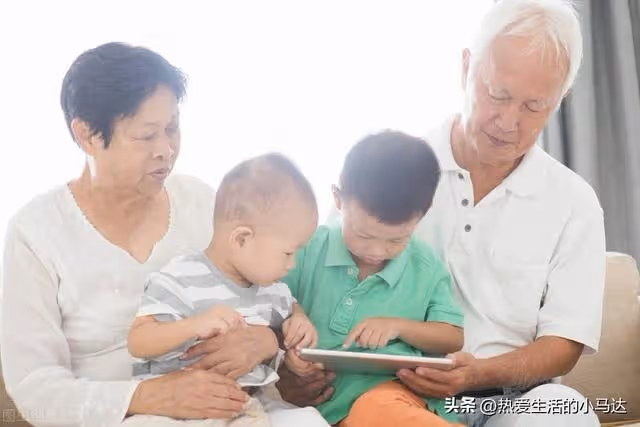 人老了我才發現,兒女雙全的父母是最難的,因為要面臨這3大難題