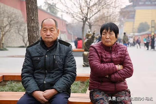 嘲笑只有女兒的哥嫂是絕戶,可30年後他們闔家歡樂,我卻無家可歸