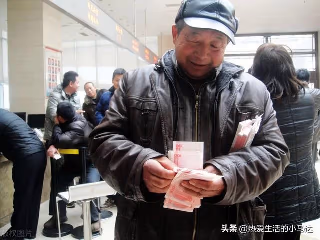 嘲笑只有女兒的哥嫂是絕戶,可30年後他們闔家歡樂,我卻無家可歸