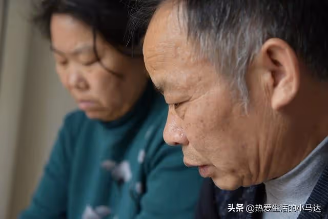 嘲笑只有女兒的哥嫂是絕戶,可30年後他們闔家歡樂,我卻無家可歸