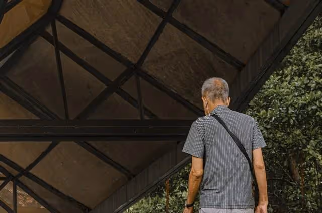 兒子回來給我養老6年後,我聽見兒子打電話,我果斷把兒子趕出去