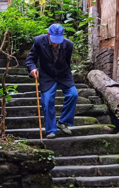 兒子回來給我養老6年後,我聽見兒子打電話,我果斷把兒子趕出去