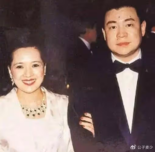 「睡遍」全港女星的劉鑾雄,花了3億換腎,最後娶了平平無奇的記者