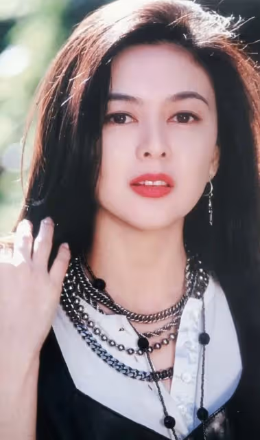 「睡遍」全港女星的劉鑾雄,花了3億換腎,最後娶了平平無奇的記者