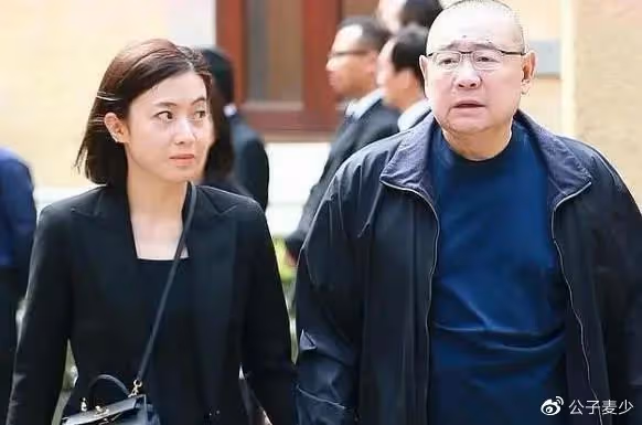 「睡遍」全港女星的劉鑾雄，花了3億換腎，最後娶了平平無奇的記者
