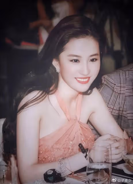 劉亦菲媽媽:兩婚兩離不後悔,至今單身,長得比女兒漂亮太多