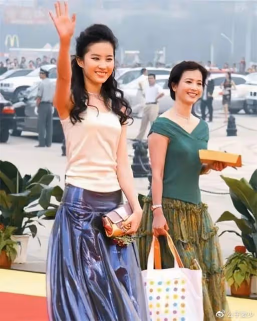 劉亦菲媽媽:兩婚兩離不後悔,至今單身,長得比女兒漂亮太多