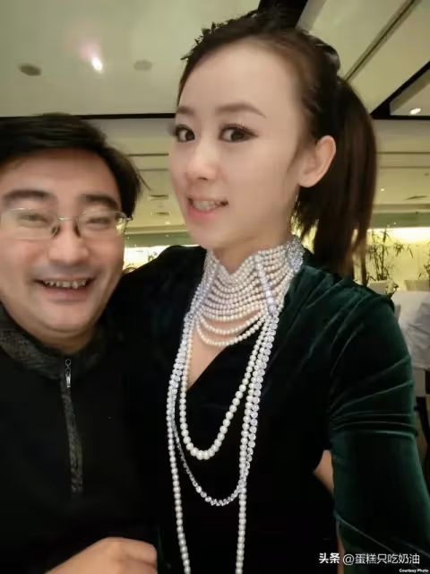 22歲美女主持與40歲副局長同居3年，局長說：你連當小三都不合格