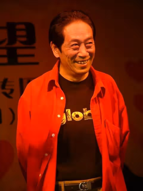 演員王奎榮：68歲娶31歲嬌妻，這場感情的背後沒那麼「簡單」