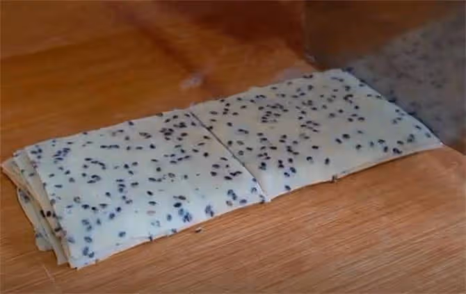 炸麻葉時，和面先放水就錯了，經驗技巧告訴你，酥香不發硬