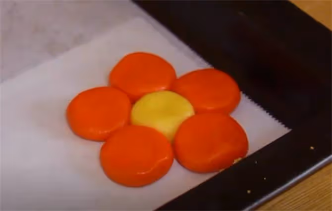 春天，送你一朵小紅花，改良版做法更簡單家常，酥香喜慶惹人愛