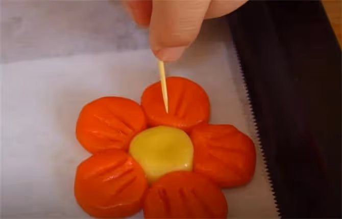 春天，送你一朵小紅花，改良版做法更簡單家常，酥香喜慶惹人愛