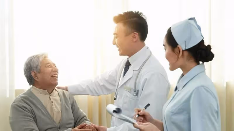 百萬家產全給女兒，兒子「一分沒撈到」大哭嗆父「你老糊塗」，阿公怒斥：糊塗的人是你！