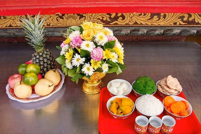 清明掃墓結束後！「墳前供品」是帶回家吃還是扔掉？「這類人吃」能保無病無災！