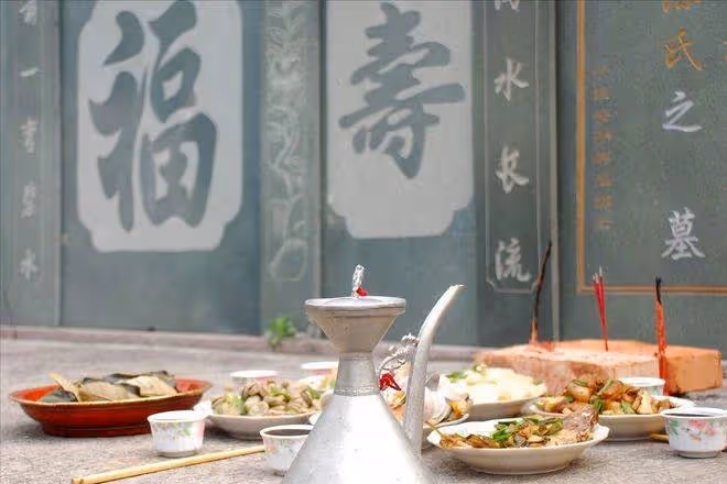 清明掃墓結束後！「墳前供品」是帶回家吃還是扔掉？「這類人吃」能保無病無災！