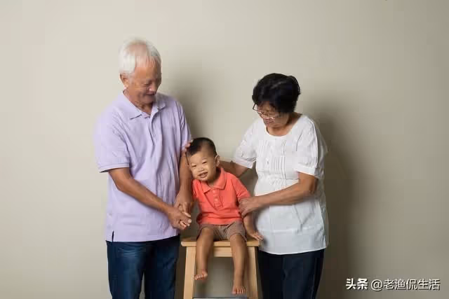 兒媳生孩子，我全力照顧，親家卻在家裡裝8個攝像頭，遠程指揮我！
