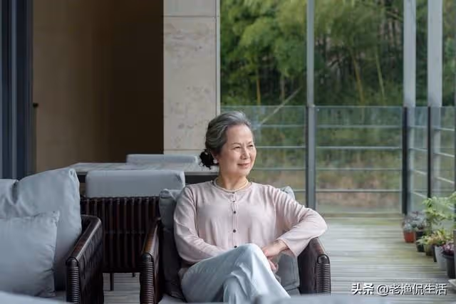兒媳生孩子，我全力照顧，親家卻在家裡裝8個攝像頭，遠程指揮我！