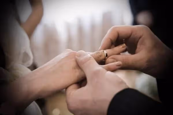 前妻往生我帶著兒子再婚,婚禮上收到一則150萬的轉賬訊息通知,我當場直接取消婚禮!