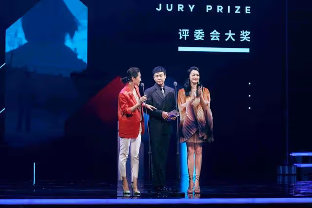 張頌文卻滿含熱淚的喊話姚晨,姚晨卻當眾推開他其原因令人動容。