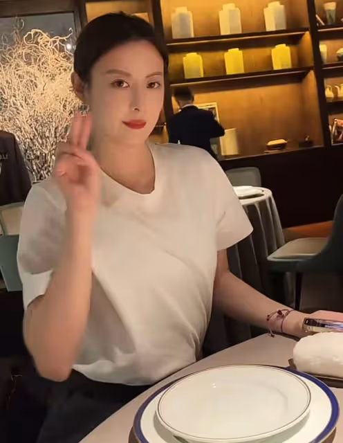 李萍一家三口罕同框!倆愛女高顏值賽明星,小女兒太像亡父張謙