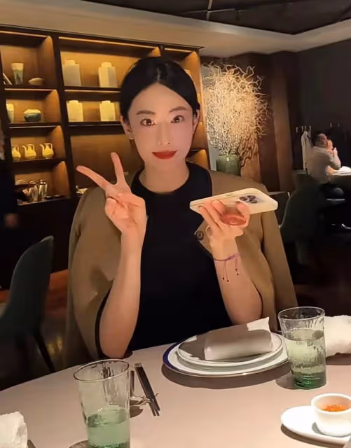 李萍一家三口罕同框!倆愛女高顏值賽明星,小女兒太像亡父張謙