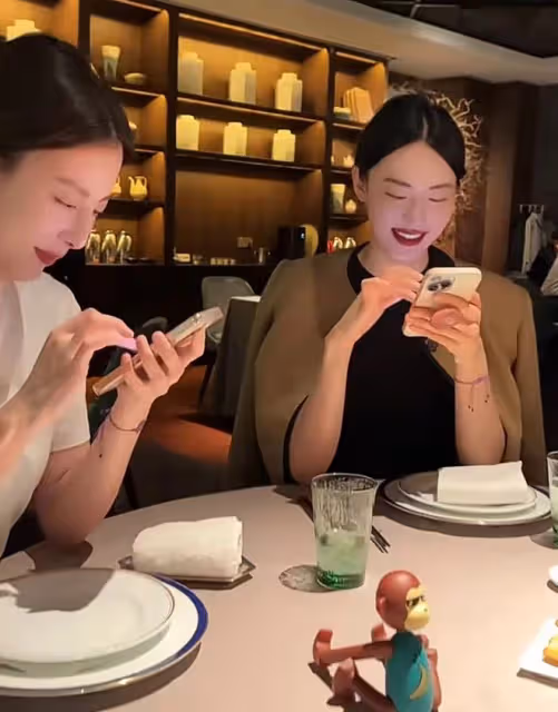 李萍一家三口罕同框!倆愛女高顏值賽明星,小女兒太像亡父張謙