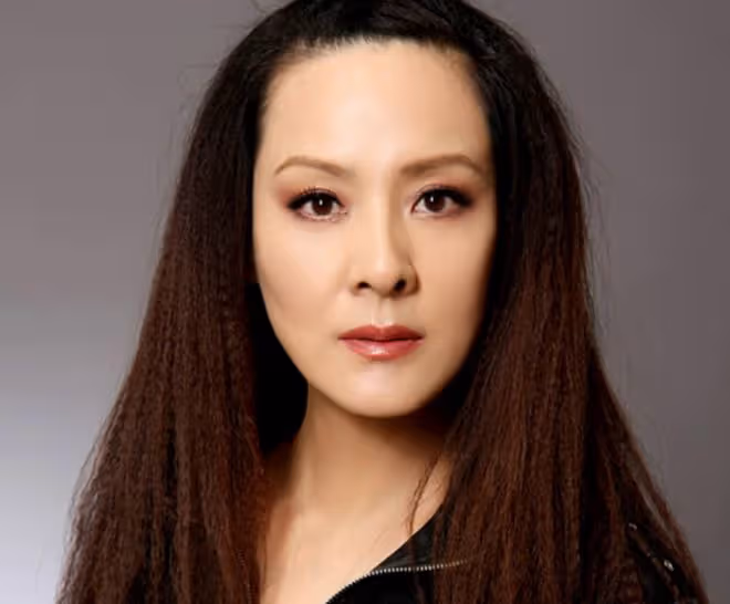 李萍一家三口罕同框!倆愛女高顏值賽明星,小女兒太像亡父張謙