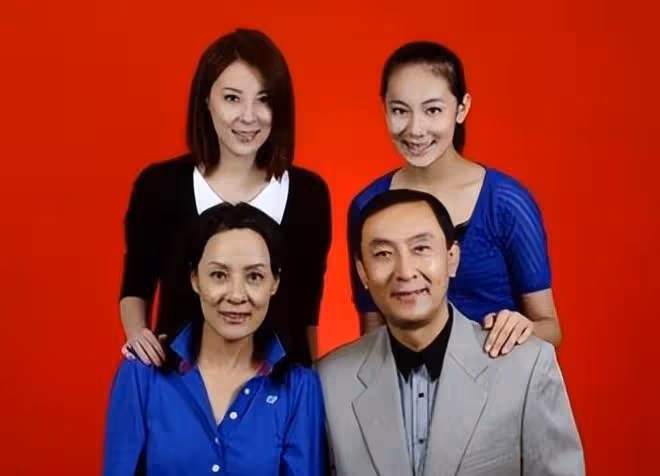 李萍一家三口罕同框!倆愛女高顏值賽明星,小女兒太像亡父張謙